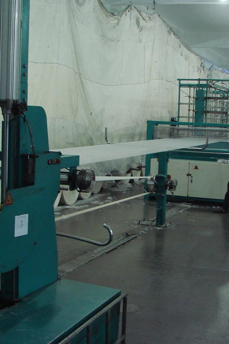 Ball warping machine with yarn ends running across the creel