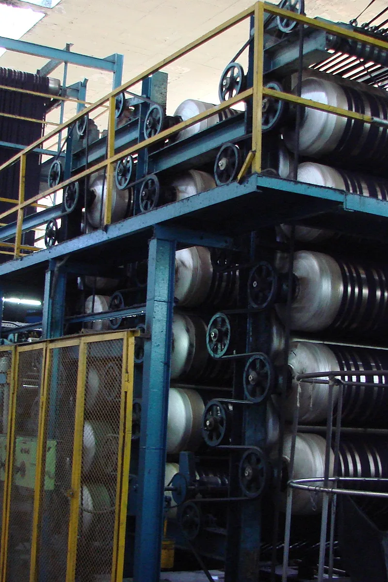 Rope dyeing range with indigo-dyed yarn on rollers