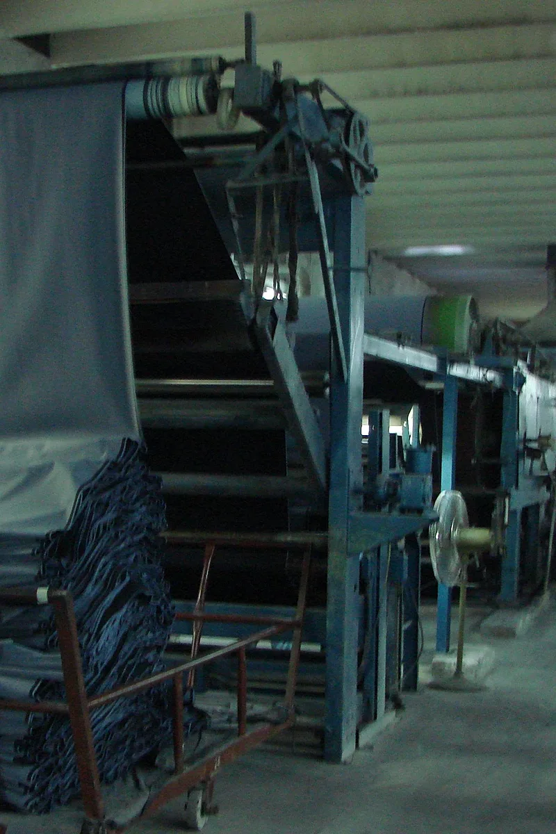 Weaving floor with looms producing denim